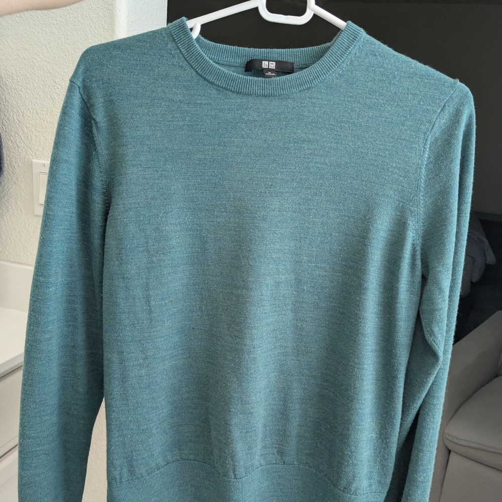 Uniqlo Green Crewneck Sweater Soft Knit Classic